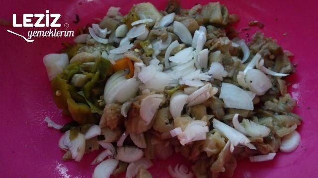 Köz Patlıcan Salatası Tarifi
