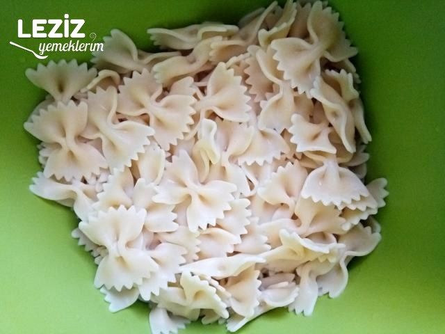 Makarnalı Börek (Yalancı Su Böreği)