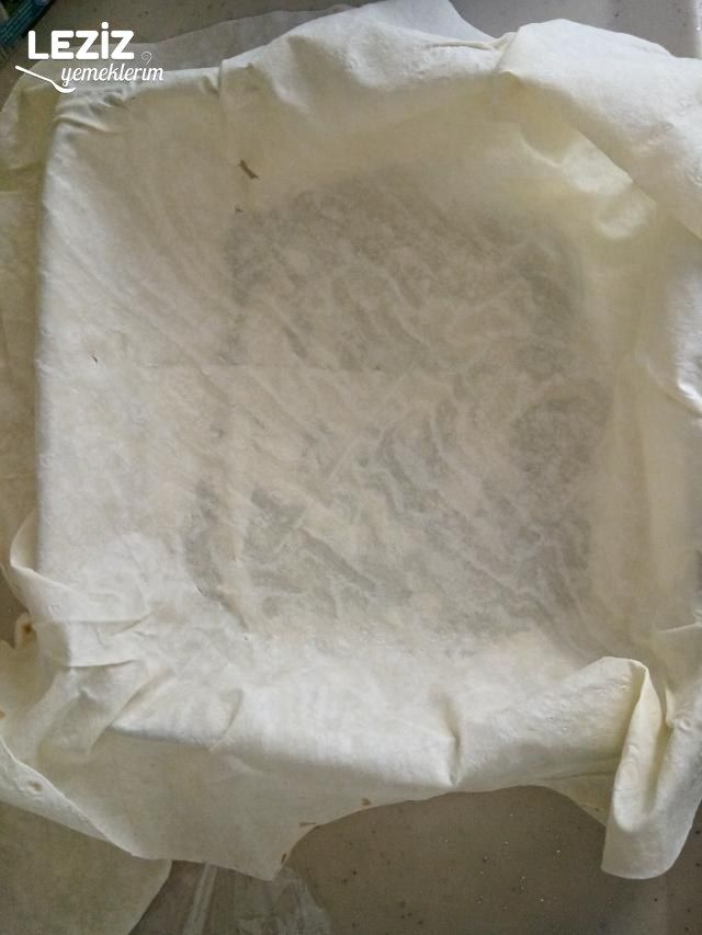 Makarnalı Börek (Yalancı Su Böreği)