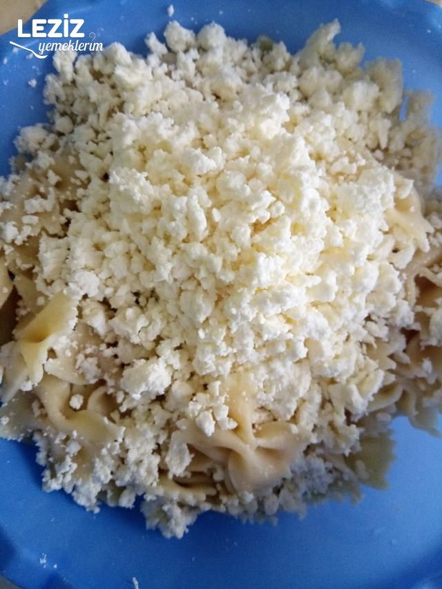 Makarnalı Börek (Yalancı Su Böreği)