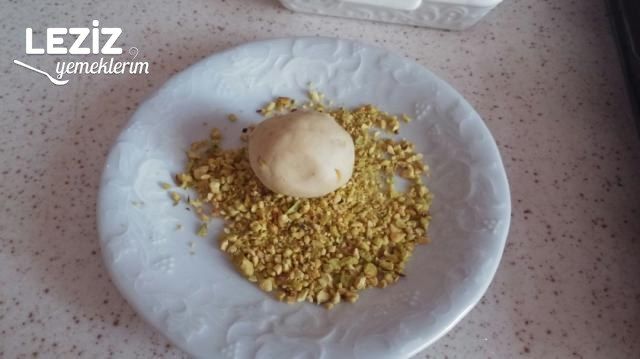 Ağızda Dağılan Antep Fıstıklı Kurabiye