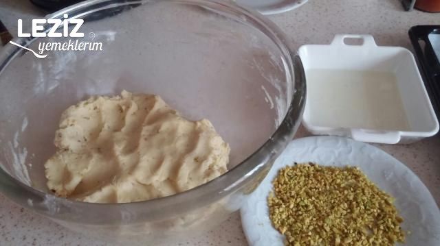 Ağızda Dağılan Antep Fıstıklı Kurabiye