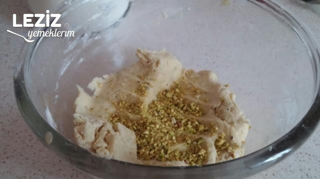 Ağızda Dağılan Antep Fıstıklı Kurabiye