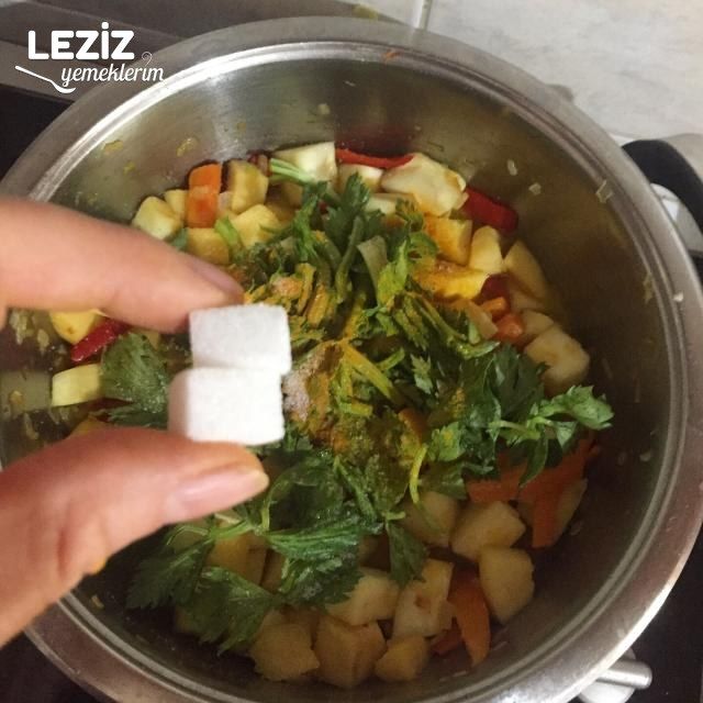 Çok Faydalı Ayvalı Zerdeçallı Kereviz