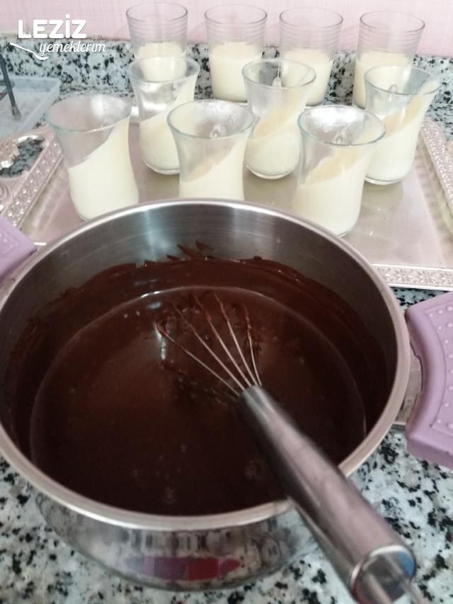 Bardakta İki Renkli Muhallebi