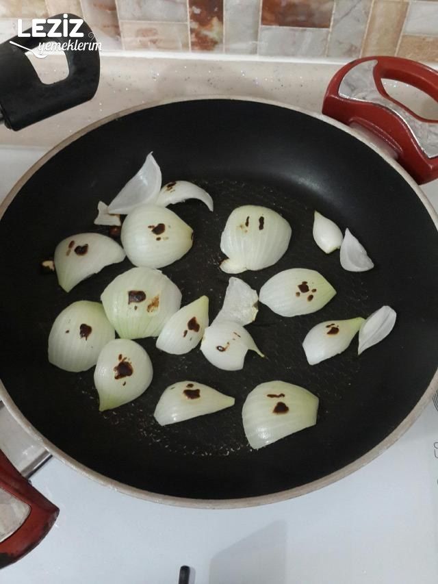 Közlenmiş Soğan Salatası