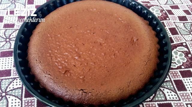 Kakaolu Çikolata Soslu Fıstık Ve Cevizli Pasta