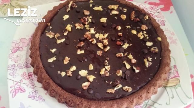 Kakaolu Çikolata Soslu Fıstık Ve Cevizli Pasta