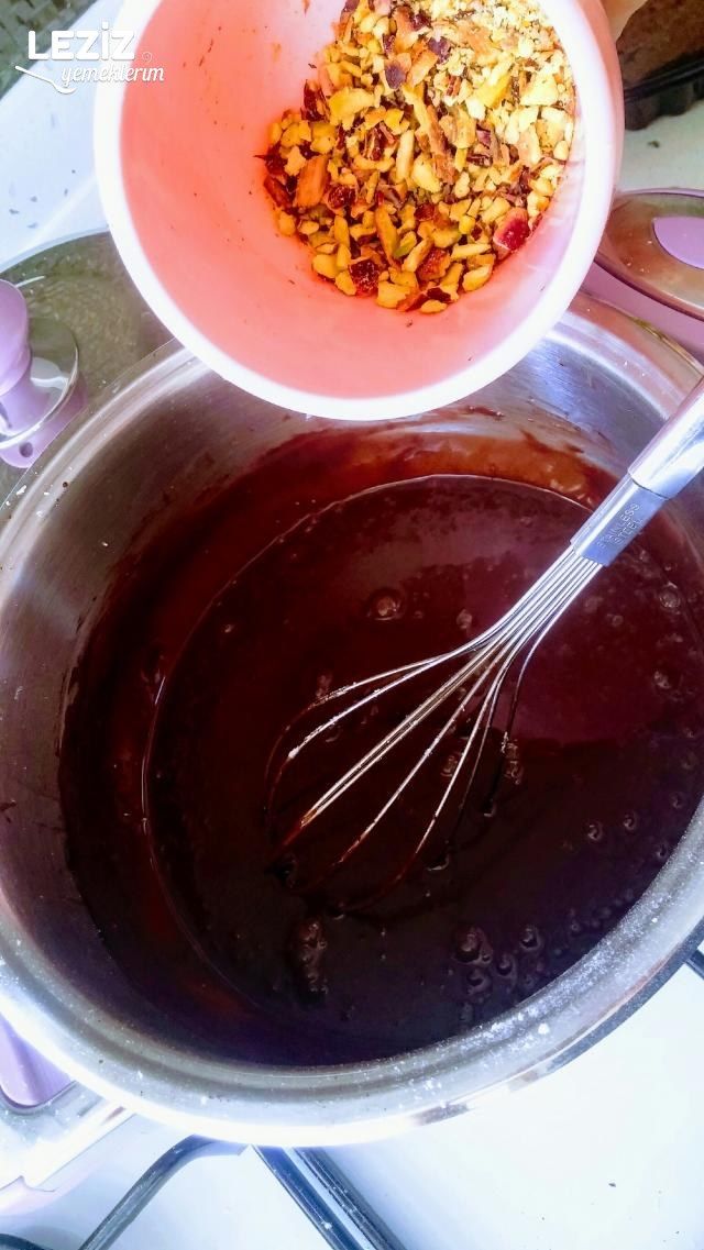 Kakaolu Çikolata Soslu Fıstık Ve Cevizli Pasta