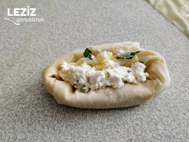 Peynirli Sandal Böreği Tarifi
