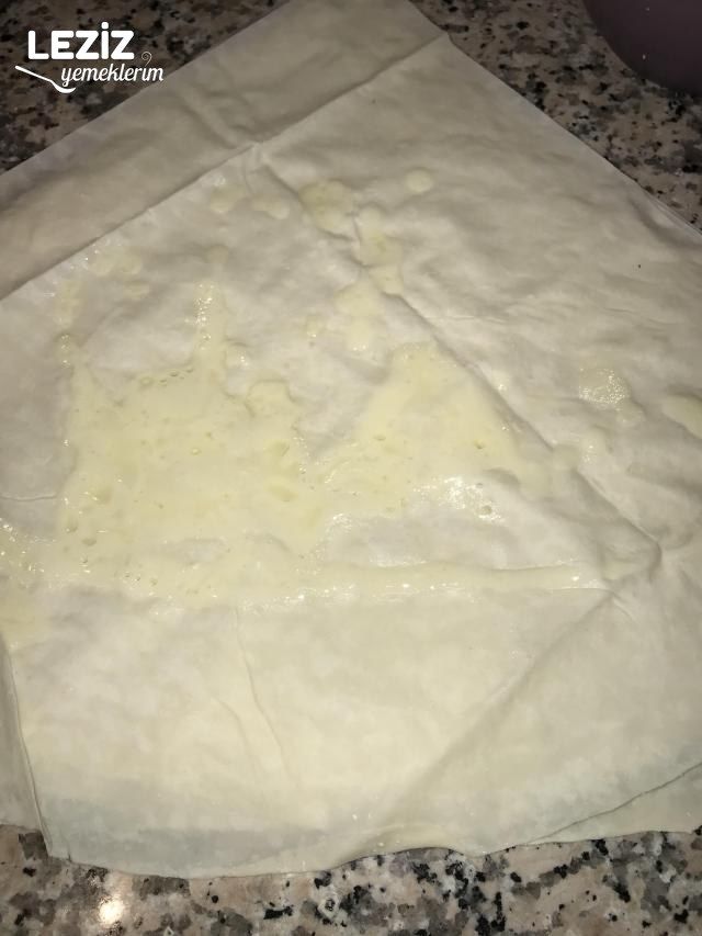Pazılı Ispanaklı Gül Börek