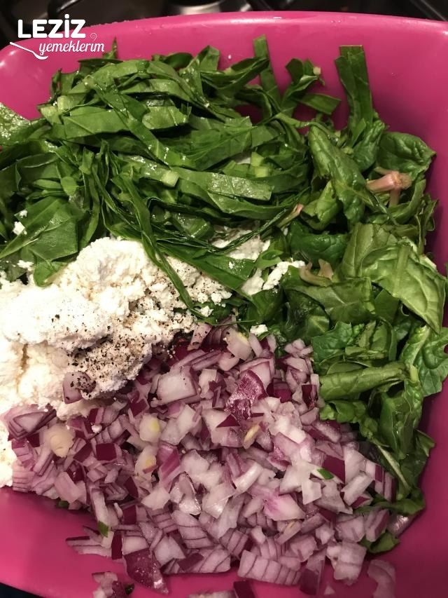 Pazılı Ispanaklı Gül Börek