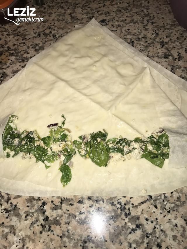 Pazılı Ispanaklı Gül Börek