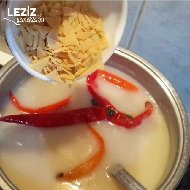 Terbiyeli Erişteli Un Çorbası