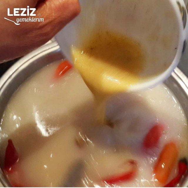 Terbiyeli Erişteli Un Çorbası