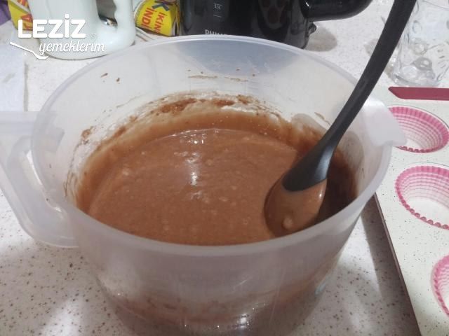 Bol Çikolata Soslu Islak Top Kekler