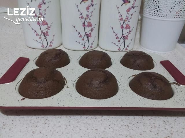 Bol Çikolata Soslu Islak Top Kekler