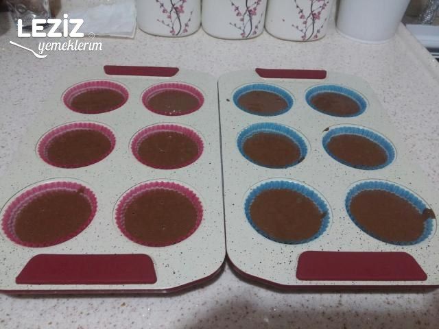 Bol Çikolata Soslu Islak Top Kekler