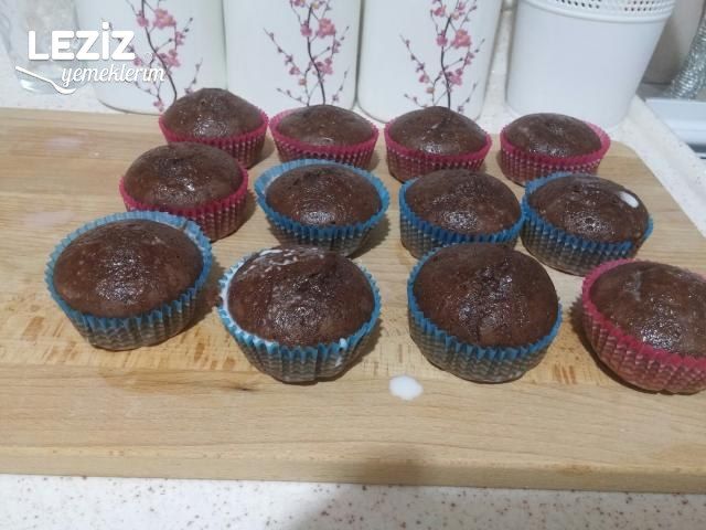 Bol Çikolata Soslu Islak Top Kekler