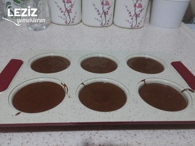 Bol Çikolata Soslu Islak Top Kekler
