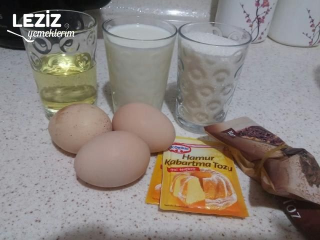 Bol Çikolata Soslu Islak Top Kekler