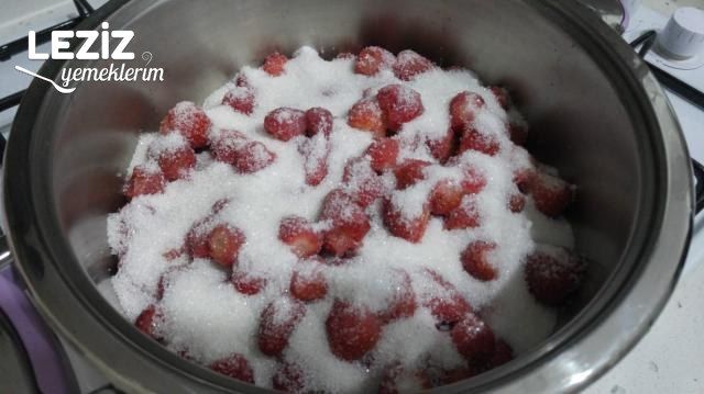 Tam Ölçüsüyle Nefis Çilek Reçeli Tarifi