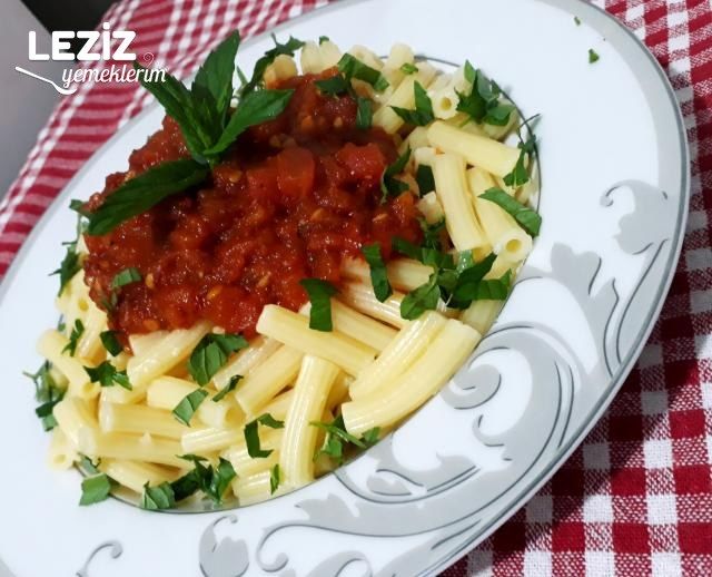 Domates Soslu Makarna (Aşama Aşama Fotoğraflı Anlatım)