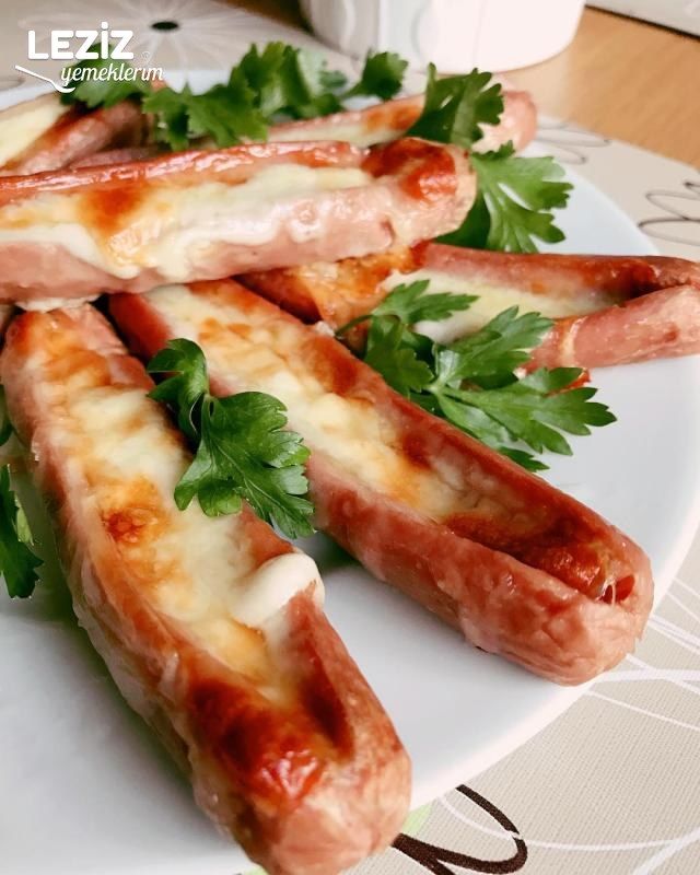 Fırında Karnıyarık Kaşarlı Sosis