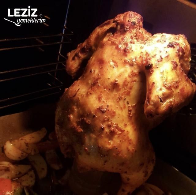 Şişede Nar Gibi Kızaran Tüm Tavuk
