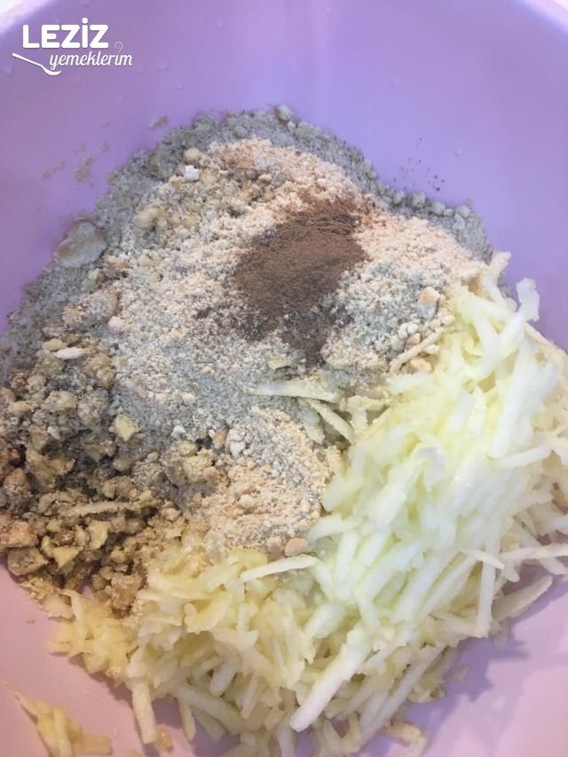 Çok Pratik Elmalı Çikolatalı Top Tatlısı