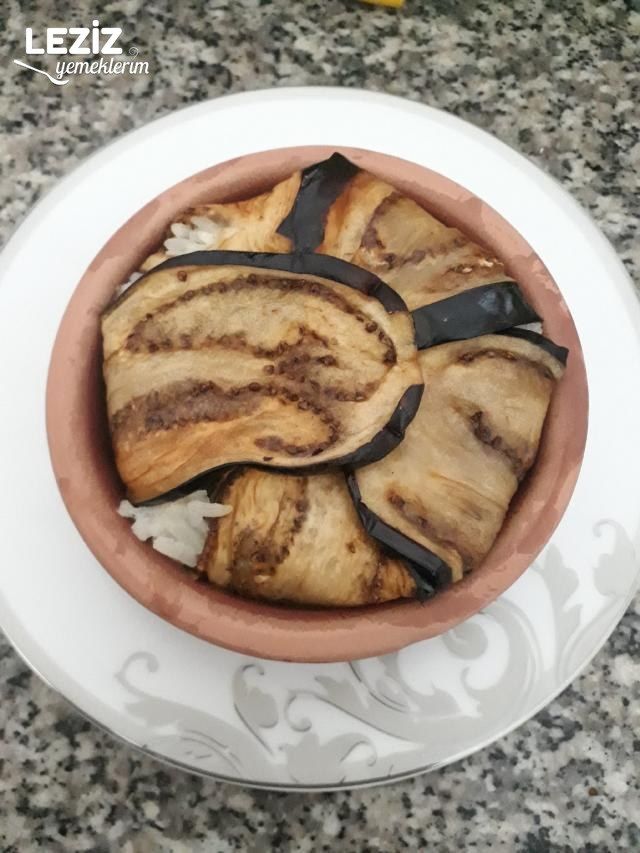 Porsiyonluk Güveçlerde Patlıcan Perdeli Kavurmalı Pilav