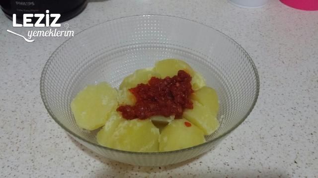 Ani Gelen Misafirler İçin Dondurucuya Börek Hazırlanması