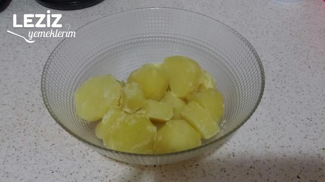 Ani Gelen Misafirler İçin Dondurucuya Börek Hazırlanması