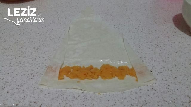 Ani Gelen Misafirler İçin Dondurucuya Börek Hazırlanması