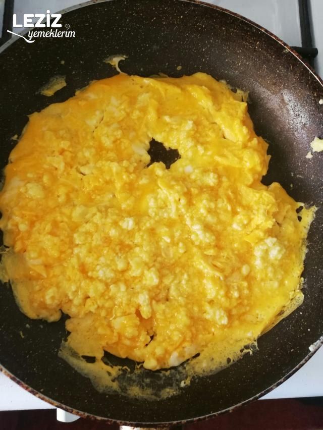 Lor Peynirli Sahanda Yumurta