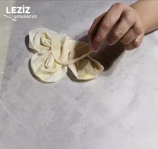 Kıymalı Büzme Börek