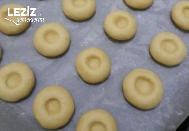 Ağızda Dağılan Reçelli Kurabiye