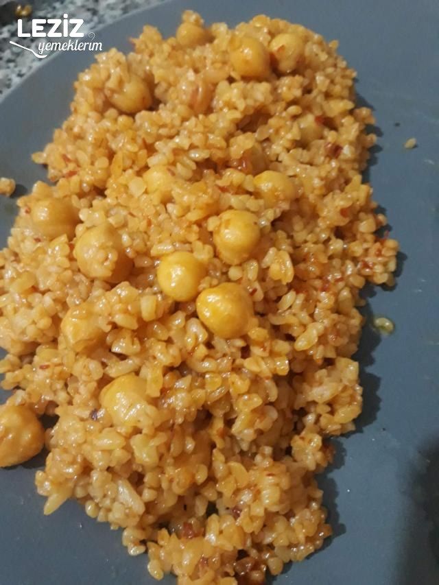 Salçalı Soğanlı Sosuyla Bulgur Pilavı