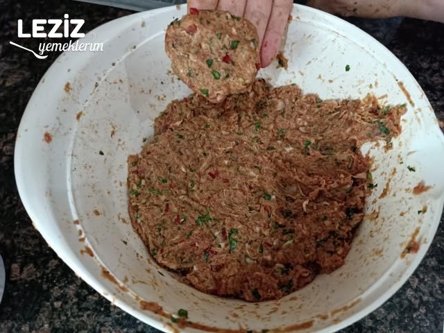 Evde Mangal Tadında Izgara Köfte