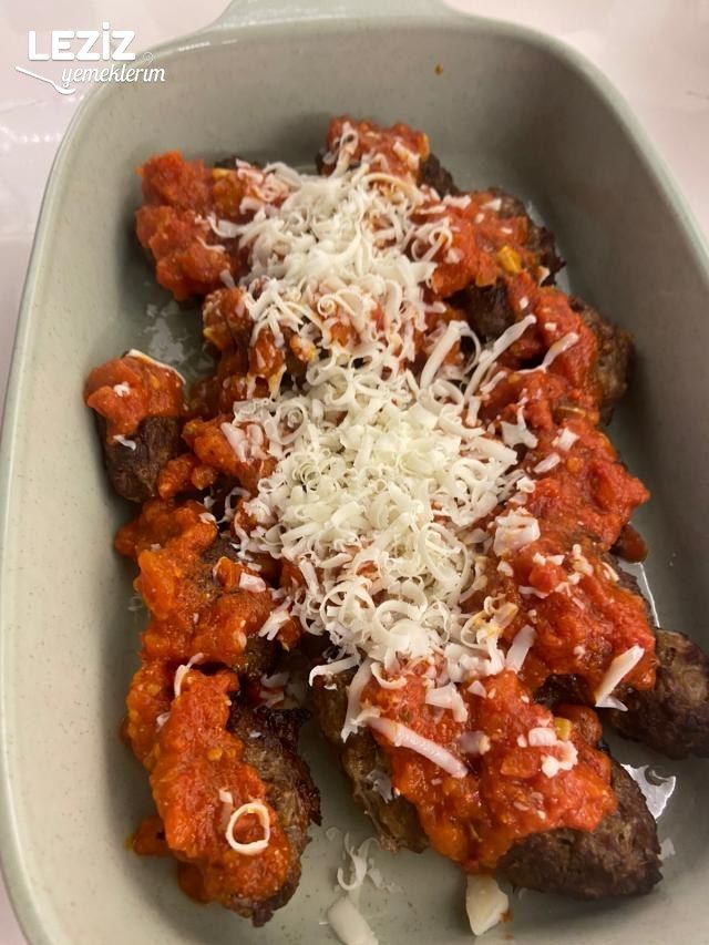 Domates Soslu Kaşarlı Köfte Tarifi