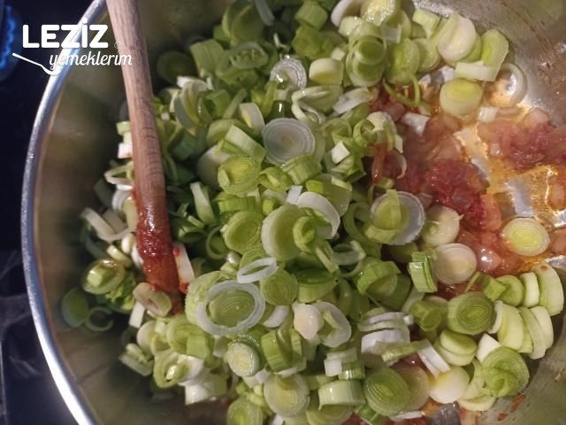 Sarımsaklı Yoğurtlu Pırasa Kavurması