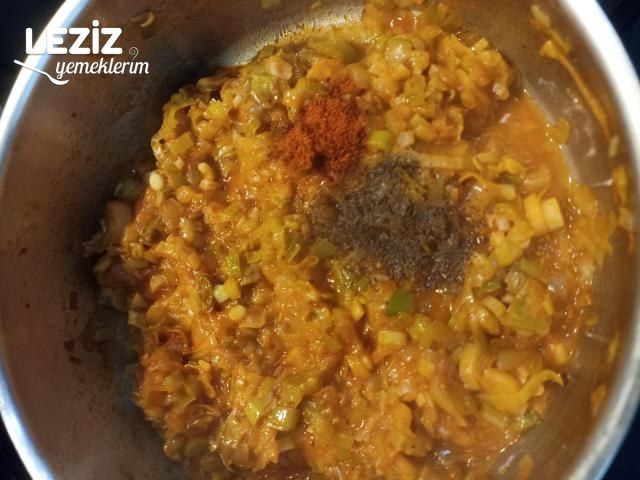 Sarımsaklı Yoğurtlu Pırasa Kavurması