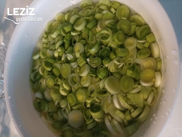 Sarımsaklı Yoğurtlu Pırasa Kavurması