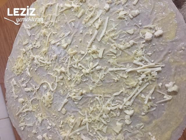 Karışık Peynirli Kırma Börek