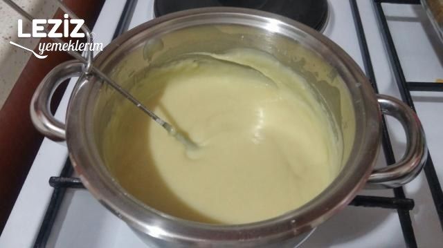 Nefis Kremasıyla Çilekli Milföy Tatlısı