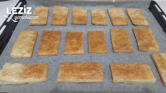 Nefis Kremasıyla Çilekli Milföy Tatlısı