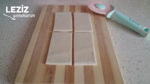 Nefis Kremasıyla Çilekli Milföy Tatlısı