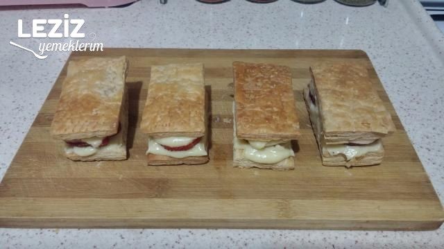 Nefis Kremasıyla Çilekli Milföy Tatlısı