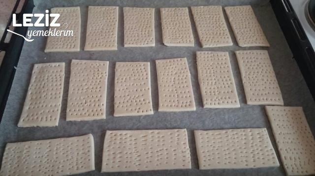 Nefis Kremasıyla Çilekli Milföy Tatlısı