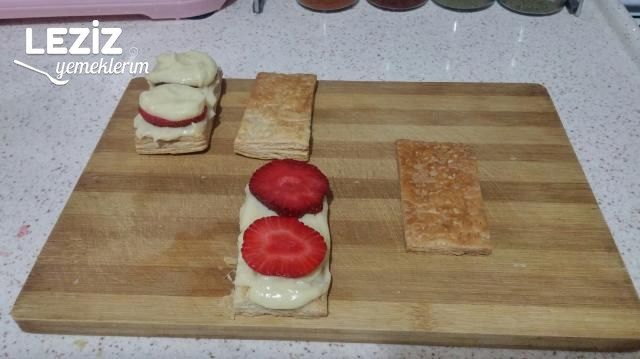 Nefis Kremasıyla Çilekli Milföy Tatlısı